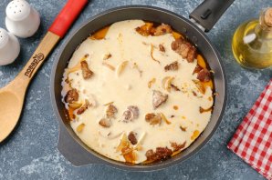 Тушёная свинина в сметанно-горчичном соусе