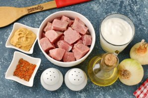 Тушёная свинина в сметанно-горчичном соусе