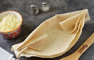 Запечённое куриное филе в лодочках из лаваша