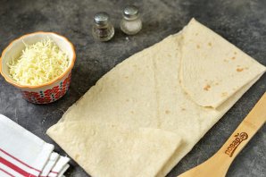 Запечённое куриное филе в лодочках из лаваша