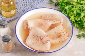 Жареная картошка с кальмарами на сковороде