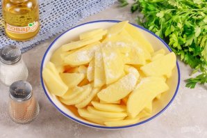 Жареная картошка с кальмарами на сковороде