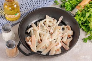 Жареная картошка с кальмарами на сковороде