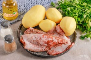 Жареная картошка с кальмарами на сковороде