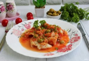Жареная треска с помидорами и оливками
