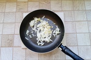 Жареная треска с помидорами и оливками