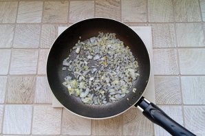 Жареная треска с помидорами и оливками