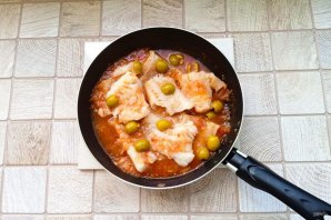 Жареная треска с помидорами и оливками