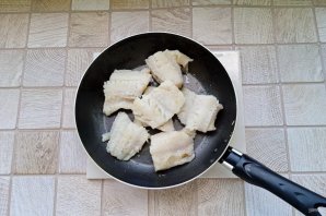 Жареная треска с помидорами и оливками