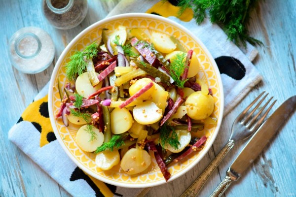 10 классных салатов с копченой колбасой 10 классных салатов с копченой колбасой