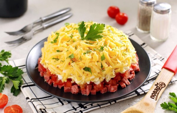10 классных салатов с копченой колбасой        