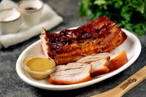 Ароматная свиная грудинка запеченная в рукаве Ароматная свиная грудинка запеченная в рукаве