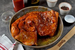 Ароматная свиная грудинка запеченная в рукаве Ароматная свиная грудинка запеченная в рукаве