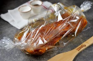 Ароматная свиная грудинка запеченная в рукаве Ароматная свиная грудинка запеченная в рукаве