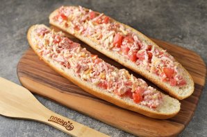 Багет запечённый с колбасой, сыром и помидором Багет запечённый с колбасой, сыром и помидором
