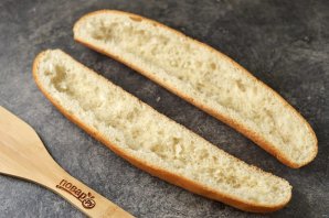 Багет запечённый с колбасой, сыром и помидором Багет запечённый с колбасой, сыром и помидором