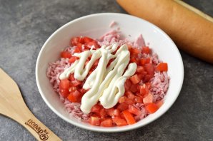 Багет запечённый с колбасой, сыром и помидором Багет запечённый с колбасой, сыром и помидором