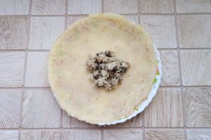 Блинные мешочки с курицей, грибами и сыром