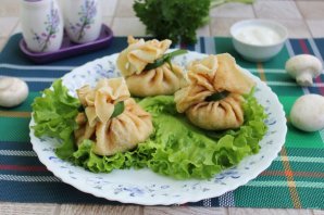 Блинные мешочки с курицей, грибами и сыром