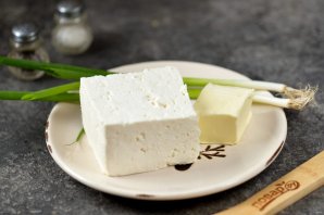 Брынза с маслом и зеленым луком Брынза с маслом и зеленым луком