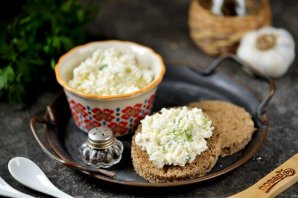 Брынза с маслом и зеленым луком Брынза с маслом и зеленым луком