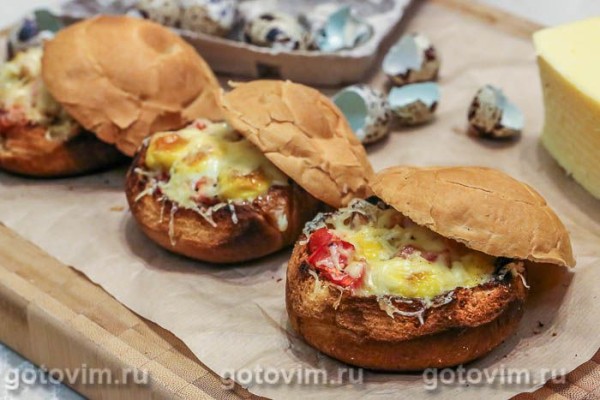 Булочки, фаршированные копченостями, помидорами и перепелиными яйцами Булочки, фаршированные копченостями, помидорами и перепелиными яйцами