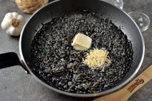 Черное ризотто с морепродуктами Черное ризотто с морепродуктами