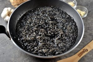 Черное ризотто с морепродуктами Черное ризотто с морепродуктами