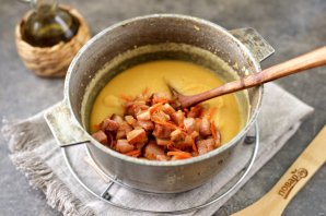 Гороховое пюре с обжаренным копчёным беконом