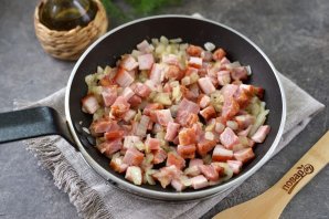 Гороховое пюре с обжаренным копчёным беконом