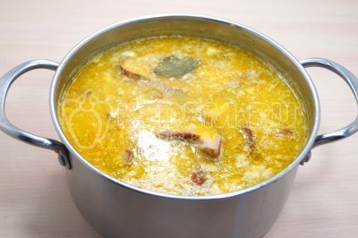 Гороховый суп с копчеными ребрышками Гороховый суп с копчеными ребрышками