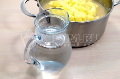 Гороховый суп с копчеными ребрышками Гороховый суп с копчеными ребрышками