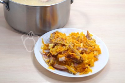 Гороховый суп с копчеными ребрышками Гороховый суп с копчеными ребрышками