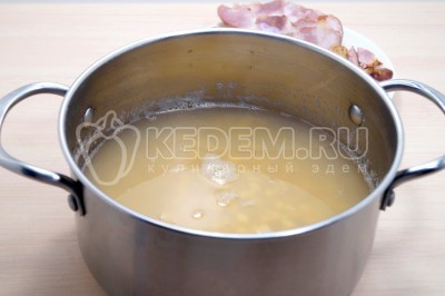 Гороховый суп с копчеными ребрышками Гороховый суп с копчеными ребрышками