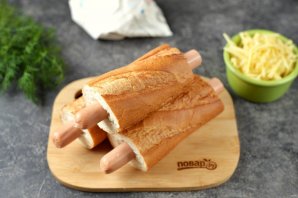 Хот-дог в багете с чесночно-сырной корочкой Хот-дог в багете с чесночно-сырной корочкой