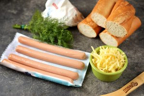 Хот-дог в багете с чесночно-сырной корочкой Хот-дог в багете с чесночно-сырной корочкой