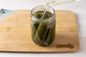 Хрустящие вареные маринованные огурцы