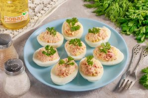 Яйца фаршированные вареной колбасой