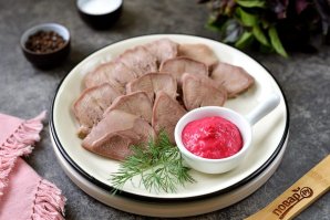 Язык отварной с хреном Язык отварной с хреном