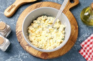 Конвертики из лаваша с варёными яйцами и сметаной