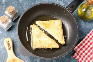 Конвертики из лаваша с варёными яйцами и сметаной