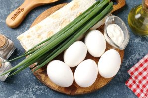 Конвертики из лаваша с варёными яйцами и сметаной