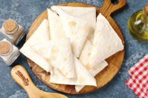 Конвертики из лаваша с варёными яйцами и сметаной