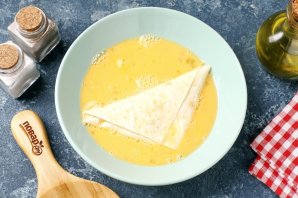 Конвертики из лаваша с варёными яйцами и сметаной