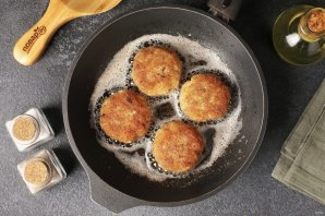 Котлеты из рыбного фарша с салом и манкой