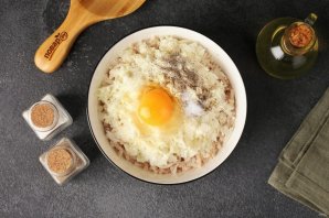 Котлеты из рыбного фарша с салом и манкой