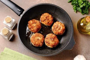 Котлеты из свинины в сметанно-томатном соусе