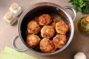 Котлеты из свинины в сметанно-томатном соусе