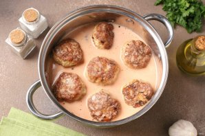 Котлеты из свинины в сметанно-томатном соусе