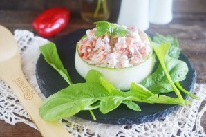 Крабовый салат с жареным перцем и авокадо